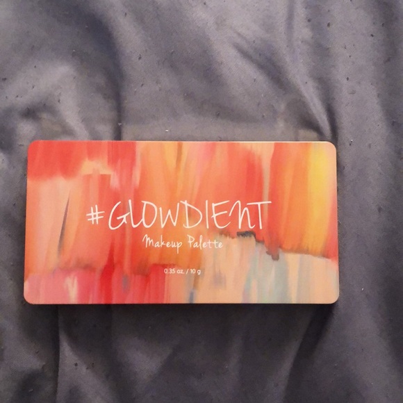 Touch in Sol #GLOWDIENT make up palette - Picture 2 of 6